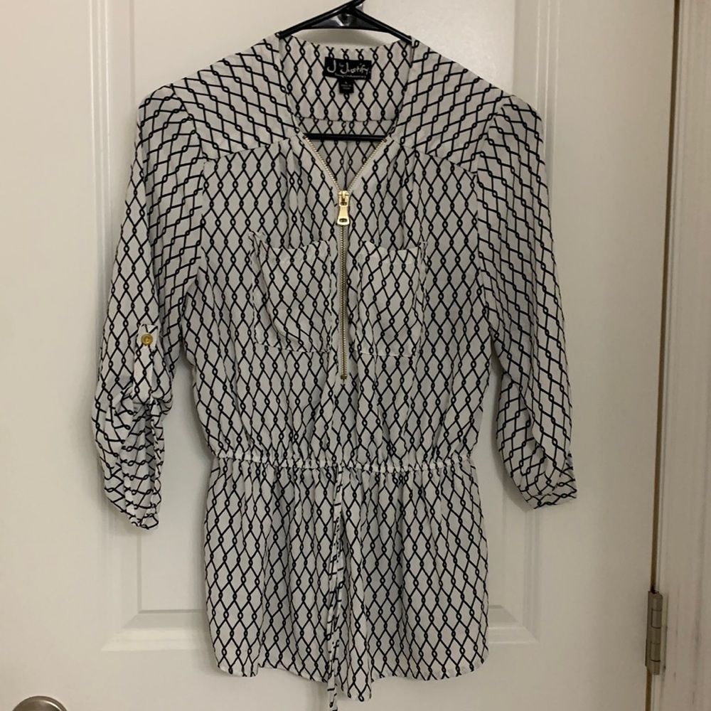 Blouse pretty , zipper and ties in middle